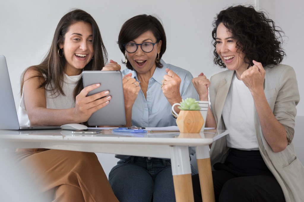 Moradoras comemorando sucesso ao anunciar no Bairro Cabral