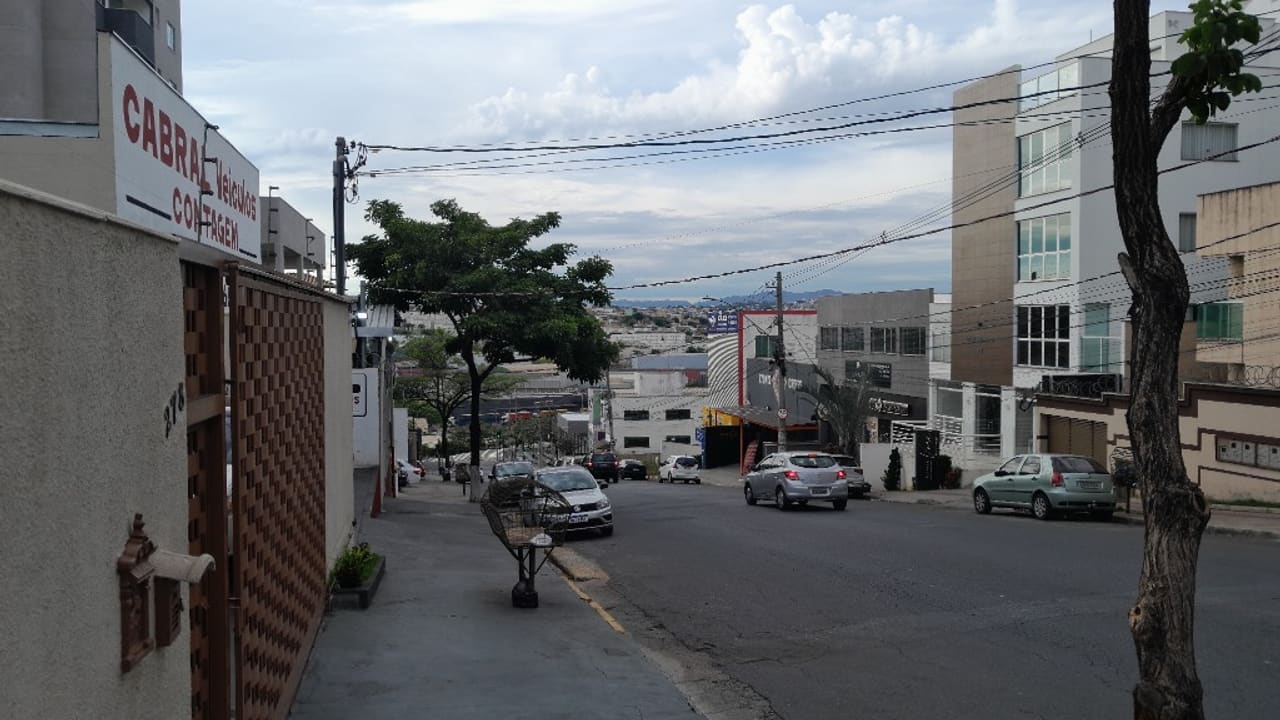 Rua do Bairro Cabral com comércio local